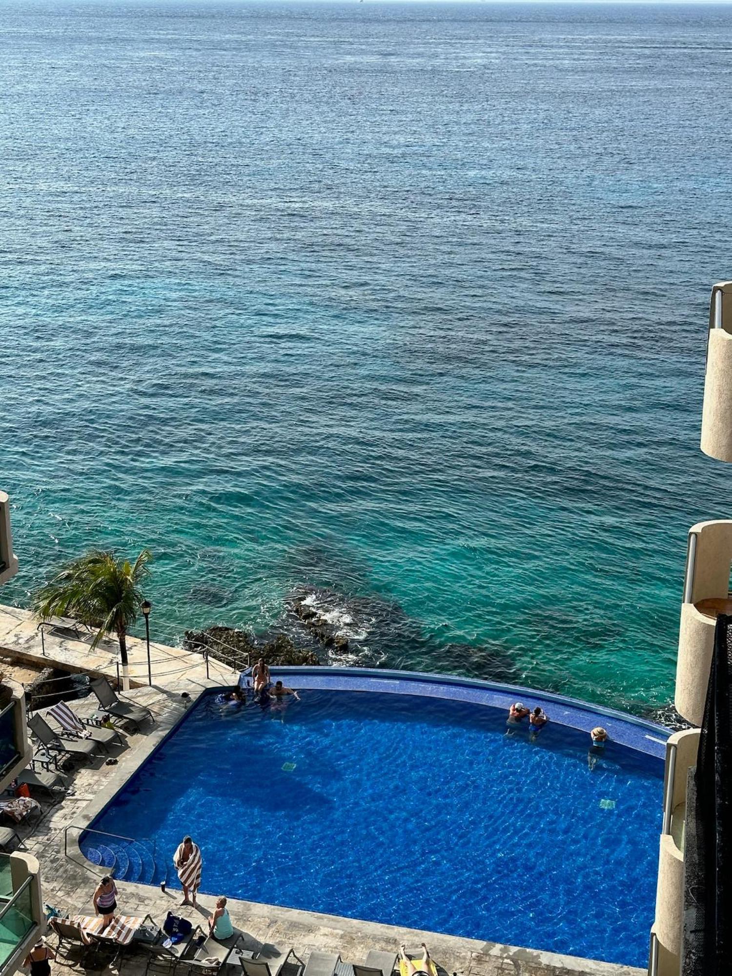 The Queen Of Cozumel Coastal Crown Ocean Front Condominium Sleeps 4 Exterior photo