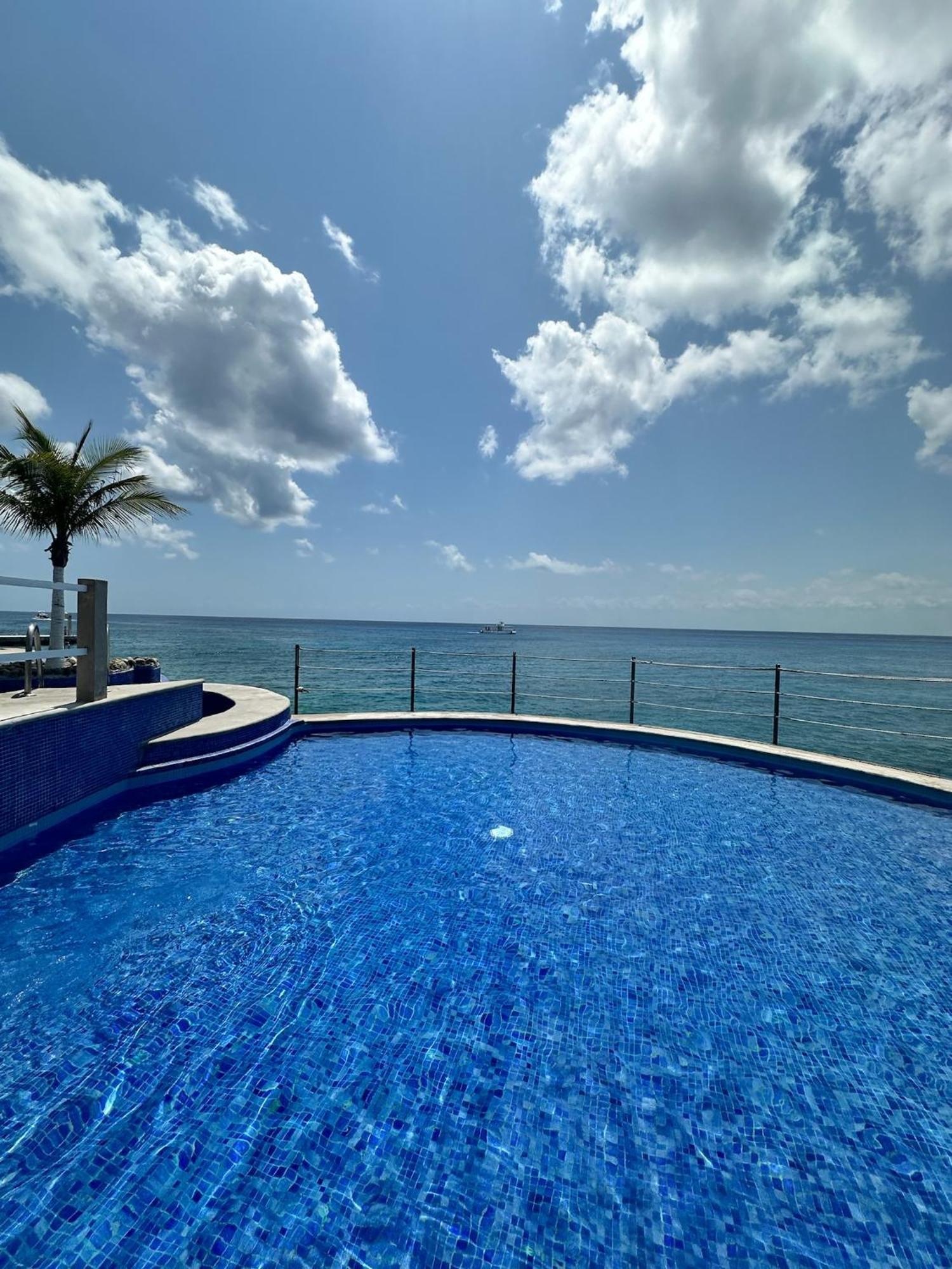 The Queen Of Cozumel Coastal Crown Ocean Front Condominium Sleeps 4 Exterior photo