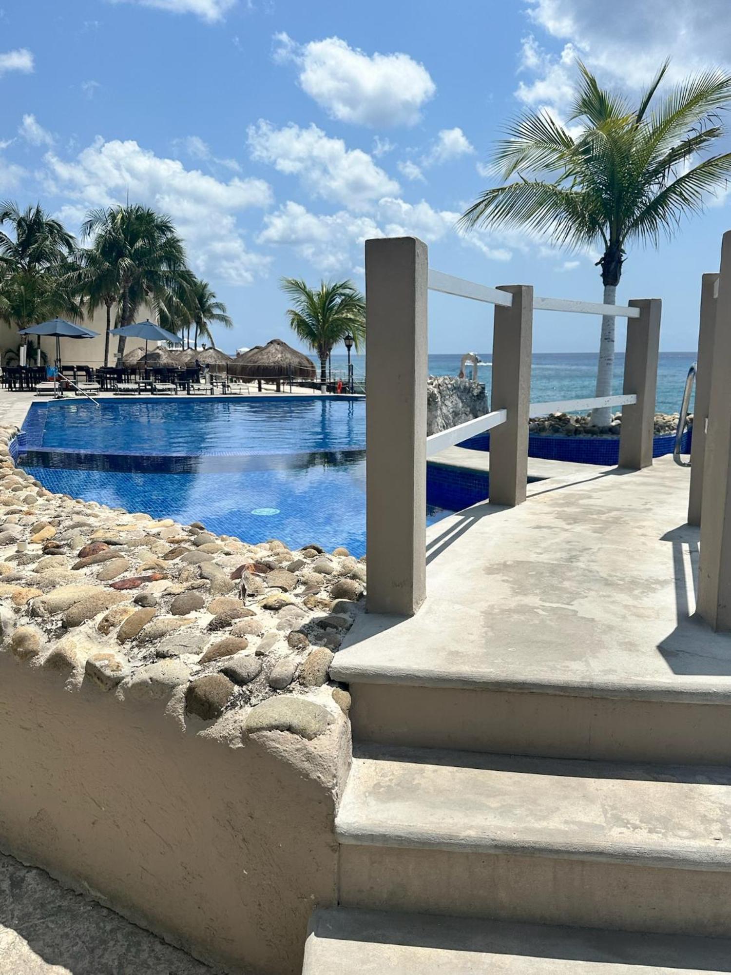 The Queen Of Cozumel Coastal Crown Ocean Front Condominium Sleeps 4 Exterior photo