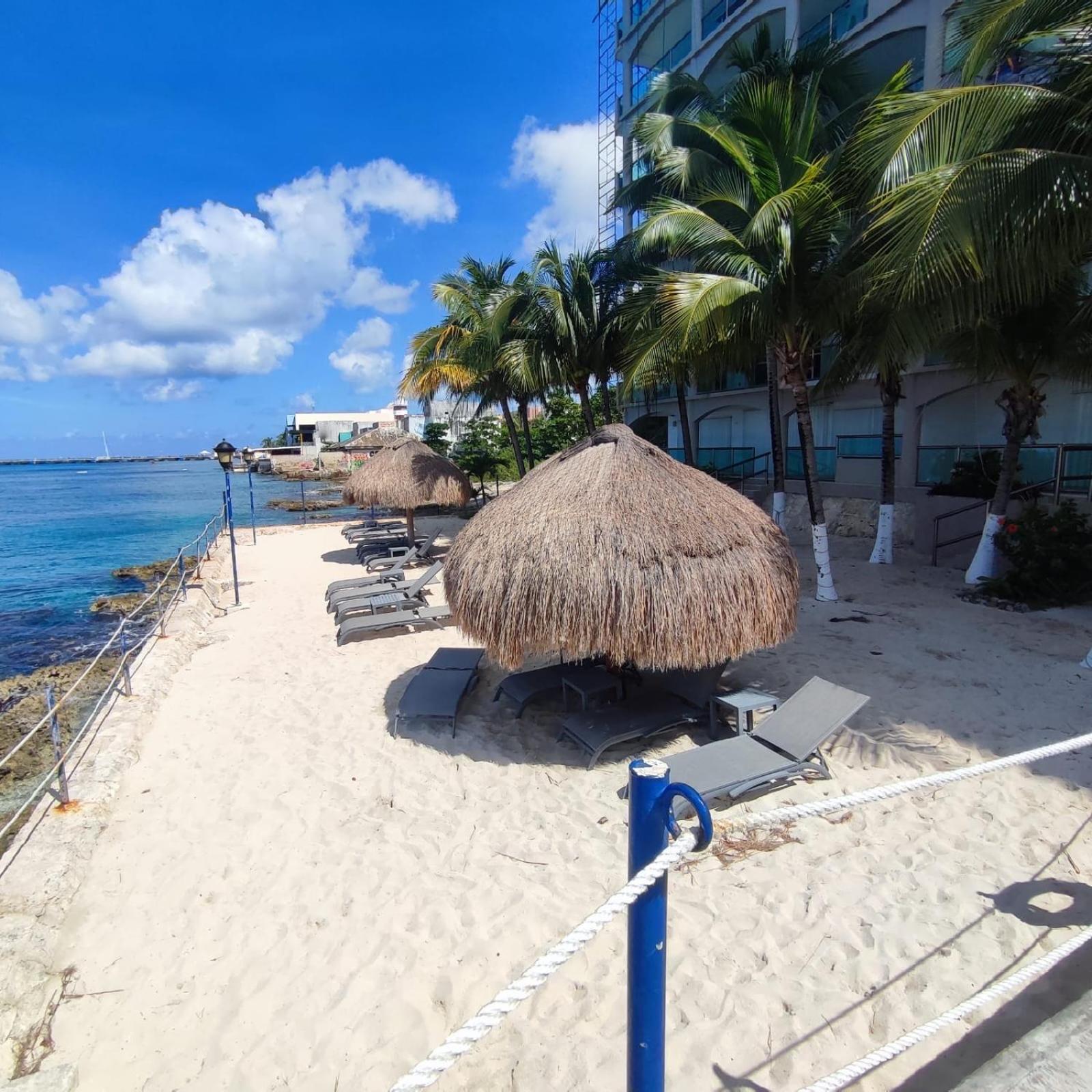 The Queen Of Cozumel Coastal Crown Ocean Front Condominium Sleeps 4 Exterior photo