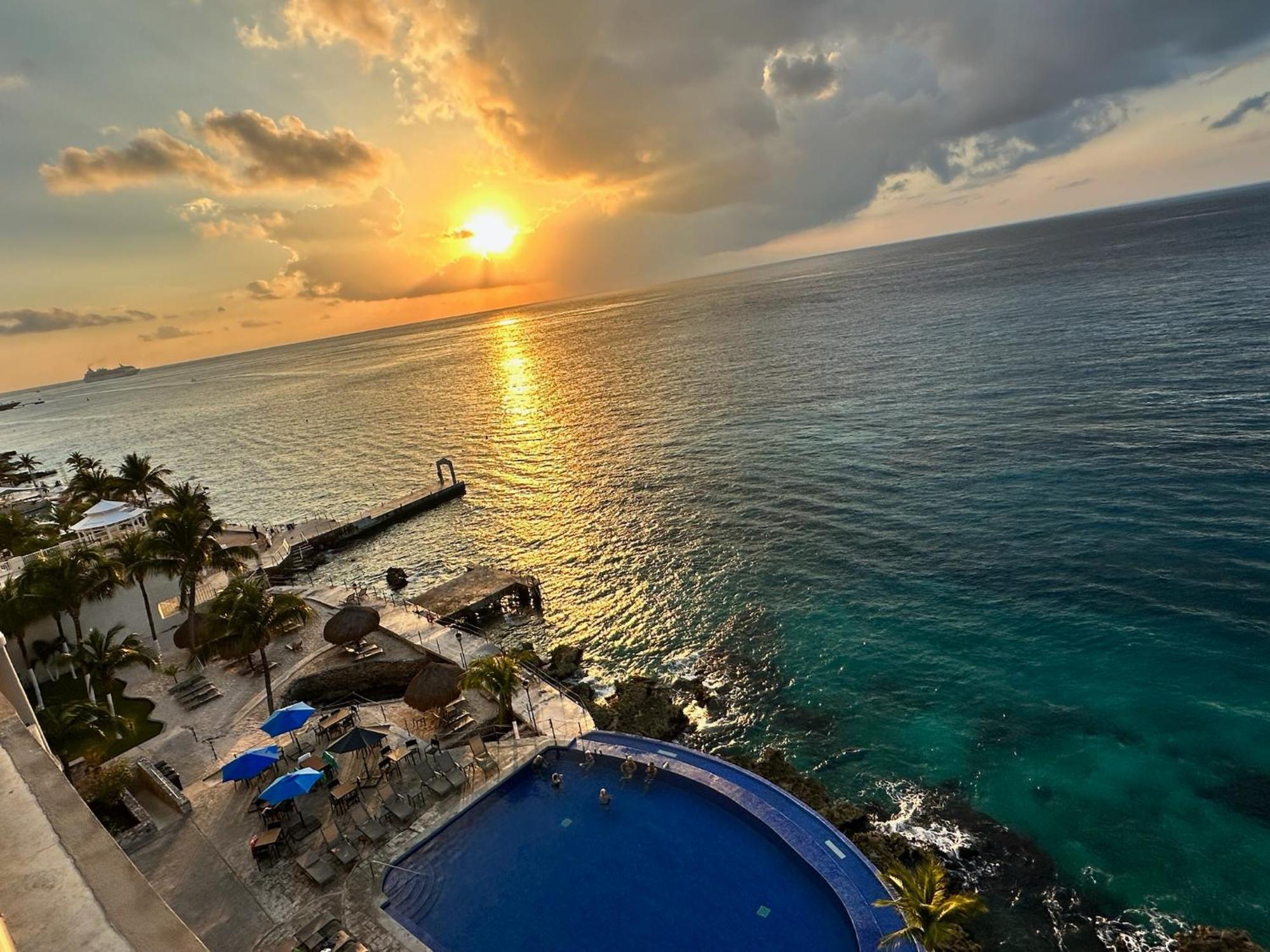 The Queen Of Cozumel Coastal Crown Ocean Front Condominium Sleeps 4 Exterior photo