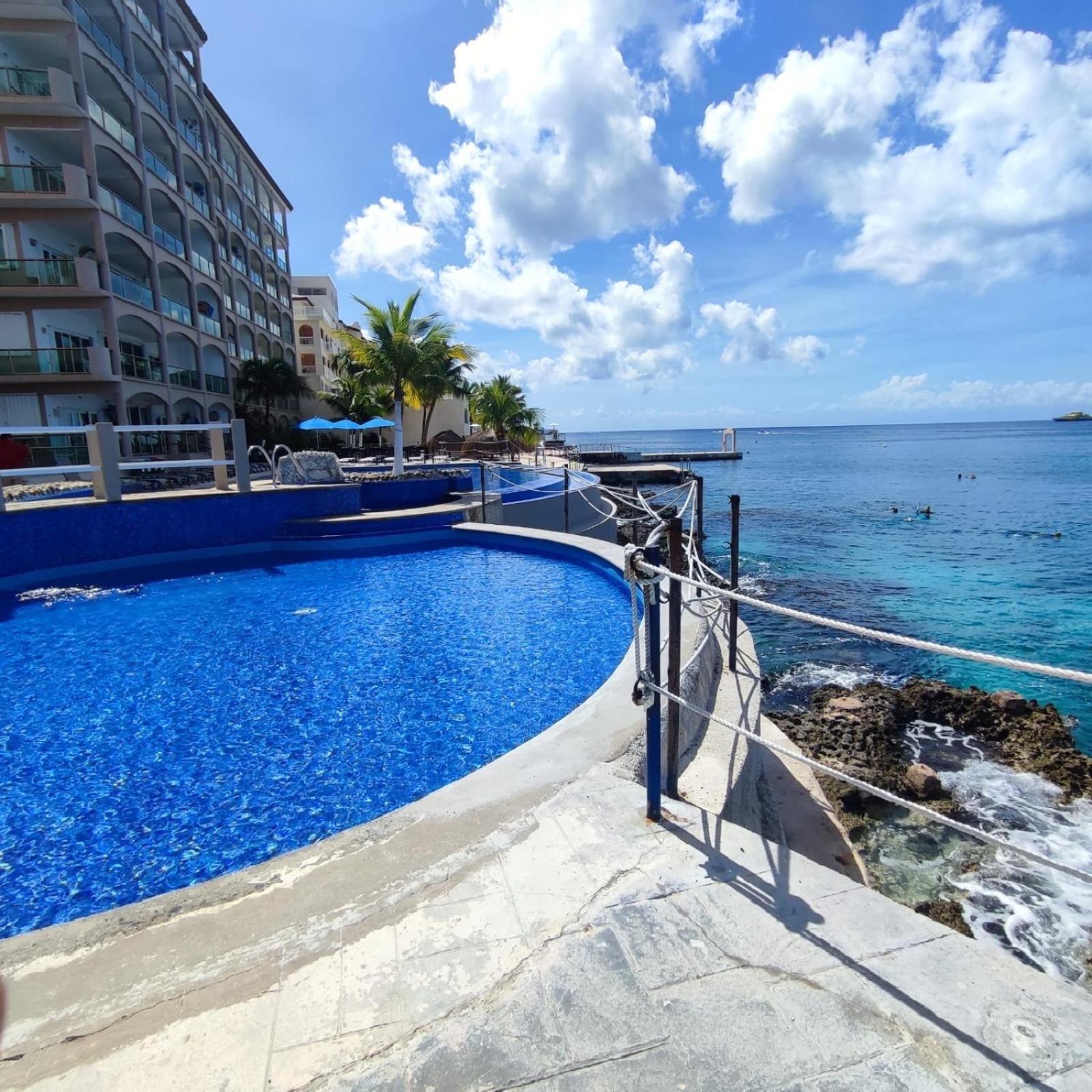 The Queen Of Cozumel Coastal Crown Ocean Front Condominium Sleeps 4 Exterior photo