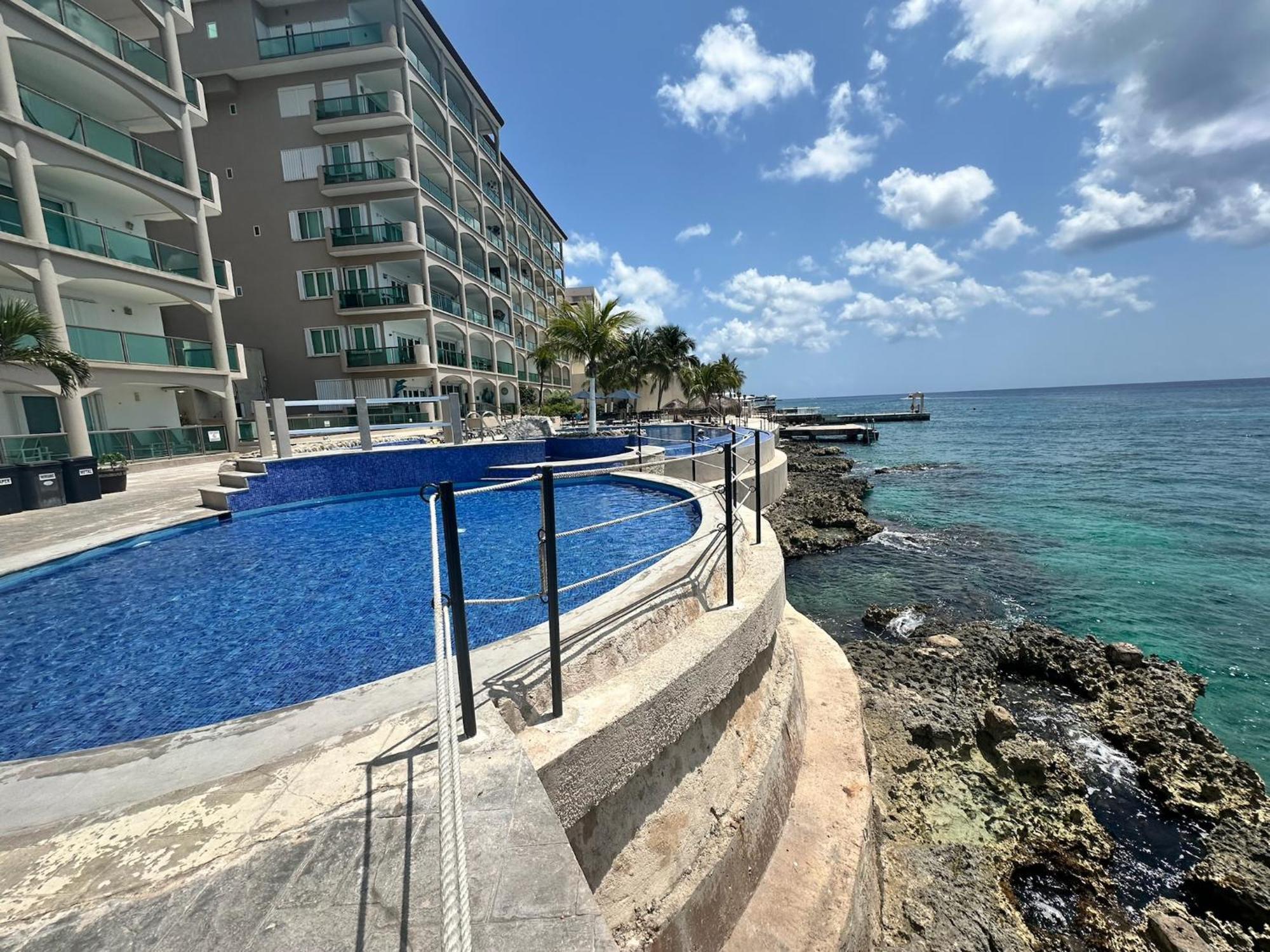 The Queen Of Cozumel Coastal Crown Ocean Front Condominium Sleeps 4 Exterior photo