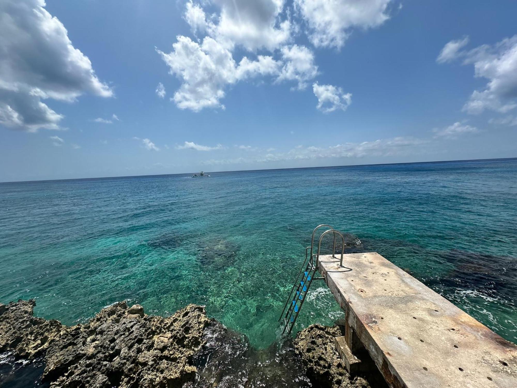 The Queen Of Cozumel Coastal Crown Ocean Front Condominium Sleeps 4 Exterior photo