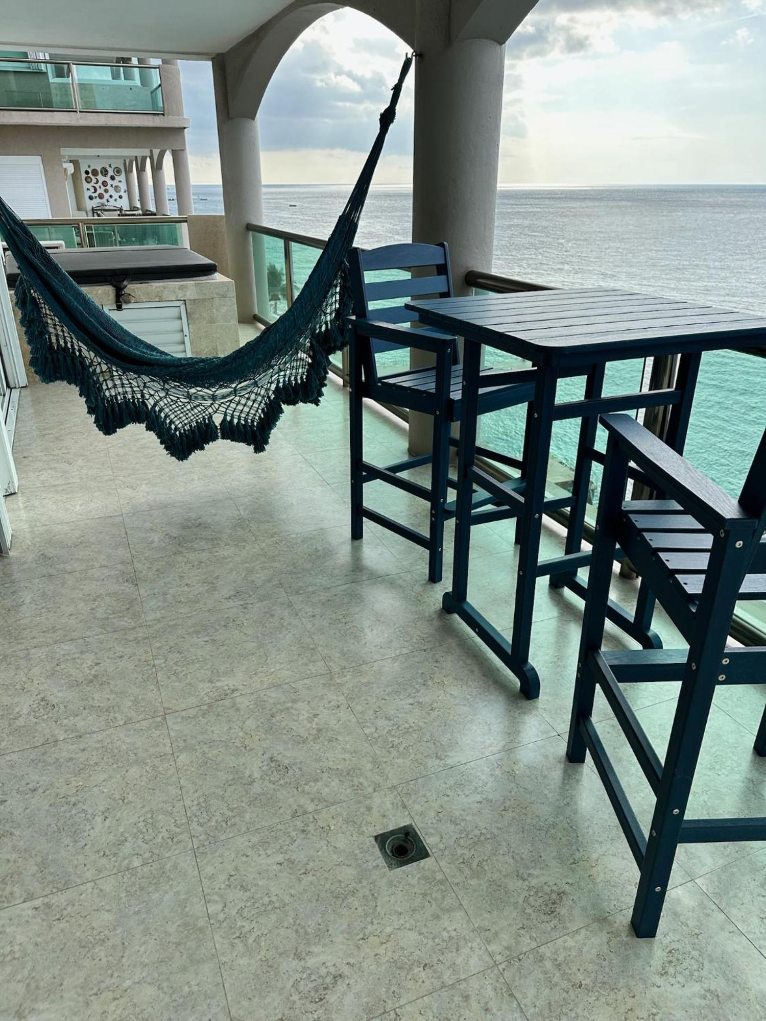 The Queen Of Cozumel Coastal Crown Ocean Front Condominium Sleeps 4 Exterior photo