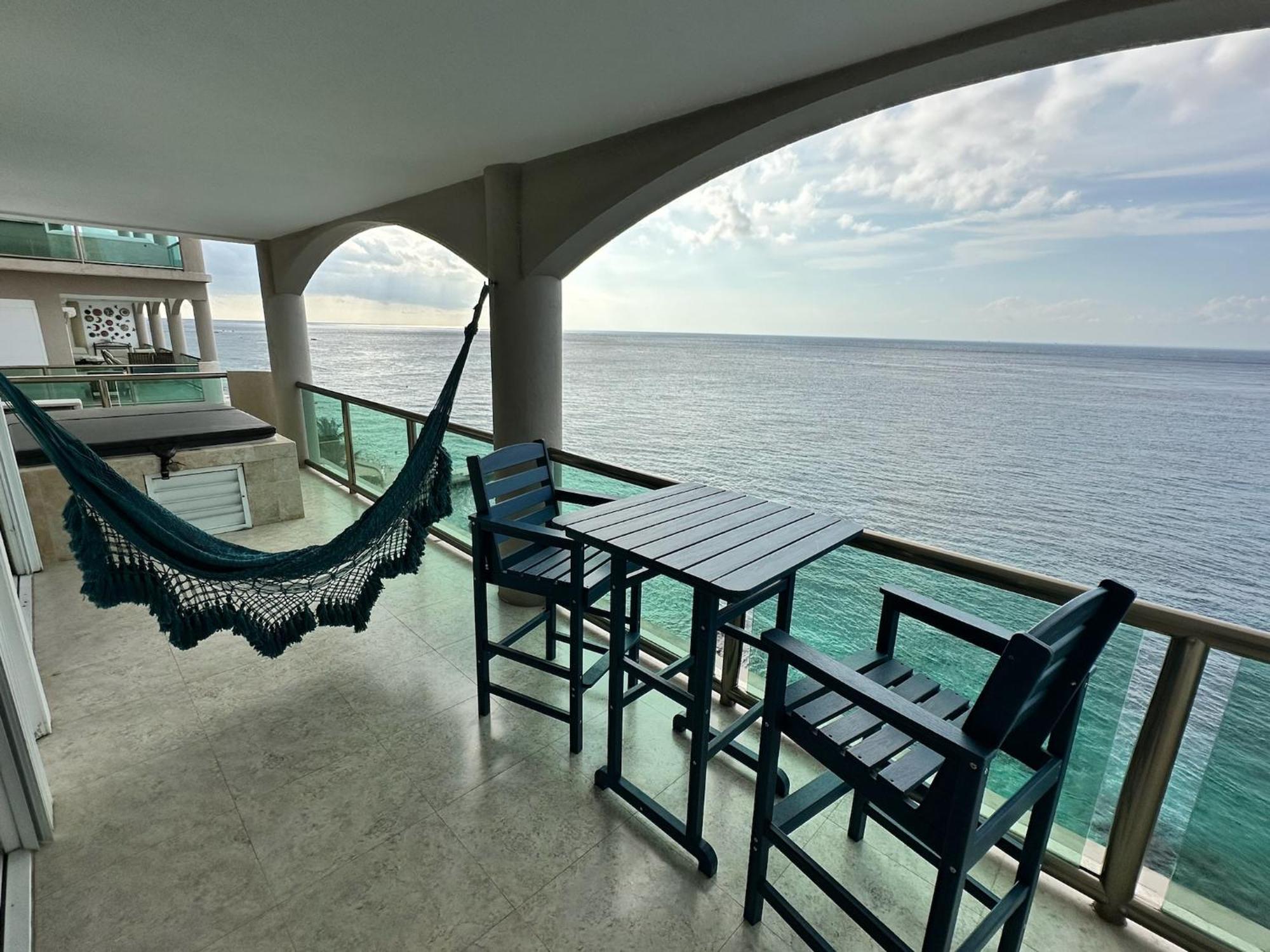 The Queen Of Cozumel Coastal Crown Ocean Front Condominium Sleeps 4 Exterior photo